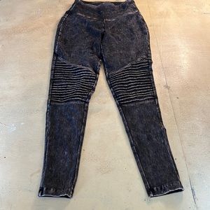 Black/gray mineral washed leggings, size small, stretchy, moto style.